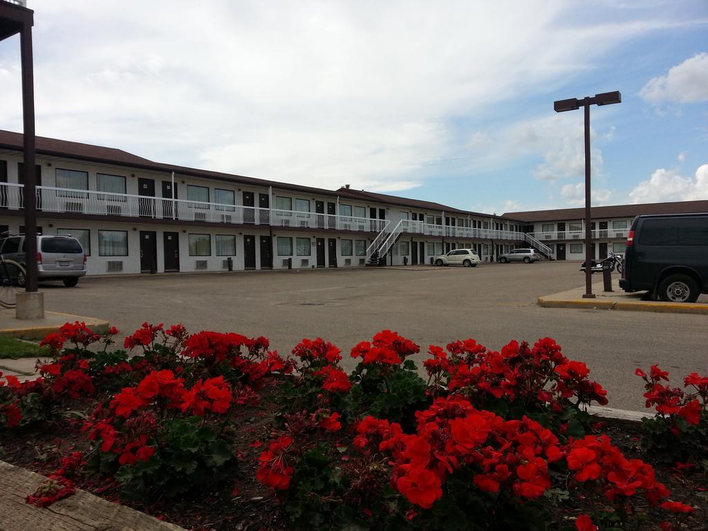 Red Deer Inn & Suites Bagian luar foto
