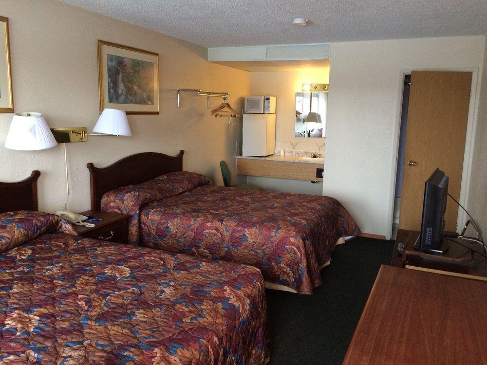 Red Deer Inn & Suites Bagian luar foto